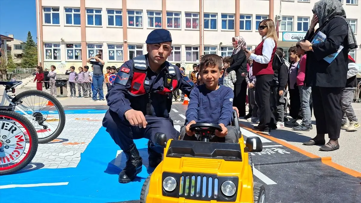 Beypazarı’nda İlkokul Çocuklarına Pratik Trafik Eğitimi Verildi