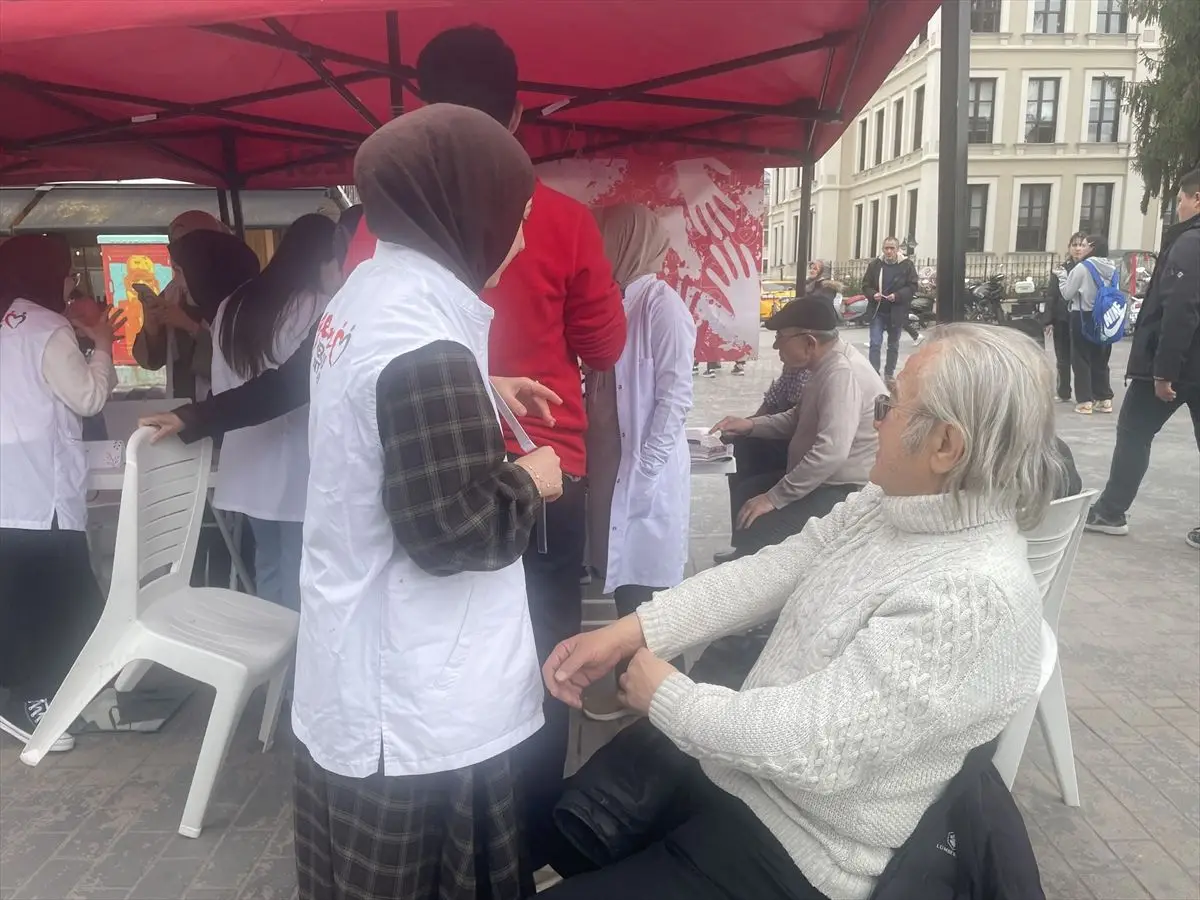 Bolu’da Üniversite Öğrencileri Sağlık Sokağı ve Kızılay Gönüllülük Kampanyasıyla Topluma Destek Verdi