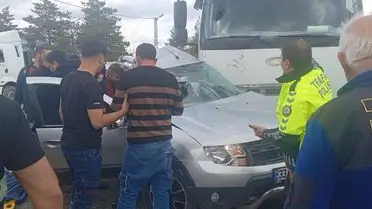 Adıyaman Gölbaşı'nda Tır ve Otomobil Çarpışması: 32 Yaşındaki Kadın Hayatını Kaybetti