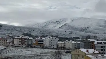 Bayburt’ta Şiddetli Kar Yağışı Şehri Beyaza Çevirdi