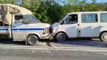 Osmaneli'de Kamyonet ve Minibüs Çarpışması: Yaralı Tek Kişi