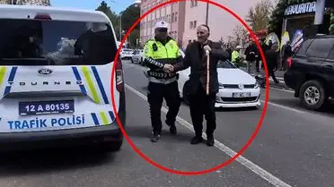 Trafik Polisi ve Yaşlı Yaya Arasındaki Dokunaklı An