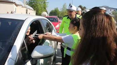 Kocaeli'de Minik Trafik Dedektifleri Sürücülere Uyarı Yaptı