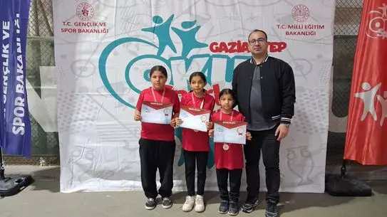 Nevşehir Özyayla Köy Okulu Öğrencileri Teniste Çifte Final Biletini Kapıyor