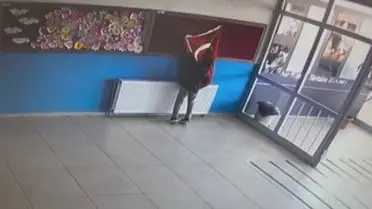 İlkokul Öğrencileri Bayrak Düzeltmesiyle Takdir Topladı
