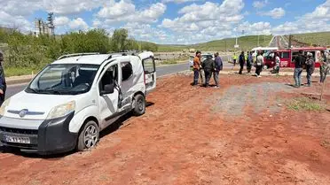 Siverek'te Hafif Ticari Araç ve Otomobil Çarpışması: 6 Kişi Yaralı