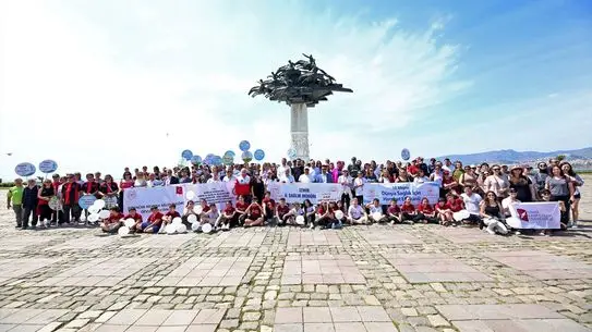 İzmir'de Dünya Sağlık İçin Hareket Et Günü'nde Binlerce Katılımcı Yürüyüşe Çıktı