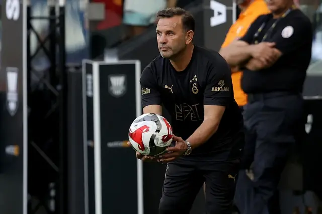 Galatasaray yönetim binasında sözleşme imzalanıyor
