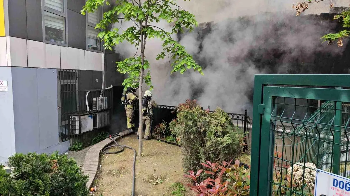Kağıthane'de metruk binada çıkan yangın