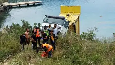 Bodrum’da Hafriyat Kamyonu Denize Çıktı: İki Yaralı
