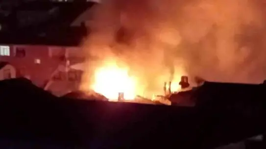 İzmit’te Çatı Yangını Hızla Kontrol Altına Alındı, Yaralanma Yok