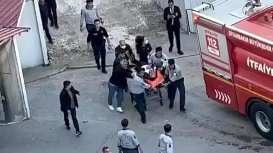 Diyarbakır Kayapınar'da İnşaat Halindeki Otelde Yangın: 13 Kişi Dumana Maruz Kaldı
