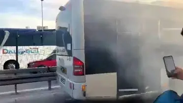 Kağıthane'de Metrobüs Yangını: Yolcular Hızlıca Tahliye Edildi