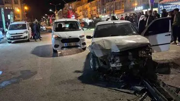 Van'ın Muradiye İlçesinde Üç Araç Birbirine Çarptı: Maddi Hasar Oluştu