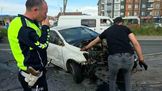 Düzce'de Refüje Çarpan Otomobilde Sürücü Hafif Yaralandı