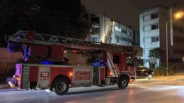 Zeytinburnu'nda 4 Katlı İş Merkezinde Çatı Yangını Kontrol Altına Alındı