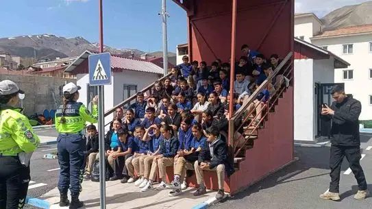 Hakkari Polisinden Çocuklara Trafik Güvenliği Eğitimi