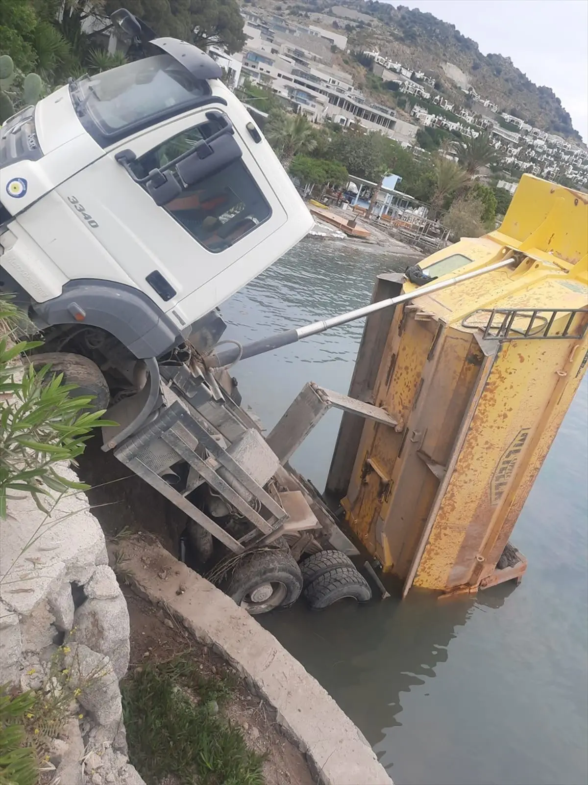 Bodrum’da Hafriyat Kamyonu Denize Çıktı: 2 Yaralı