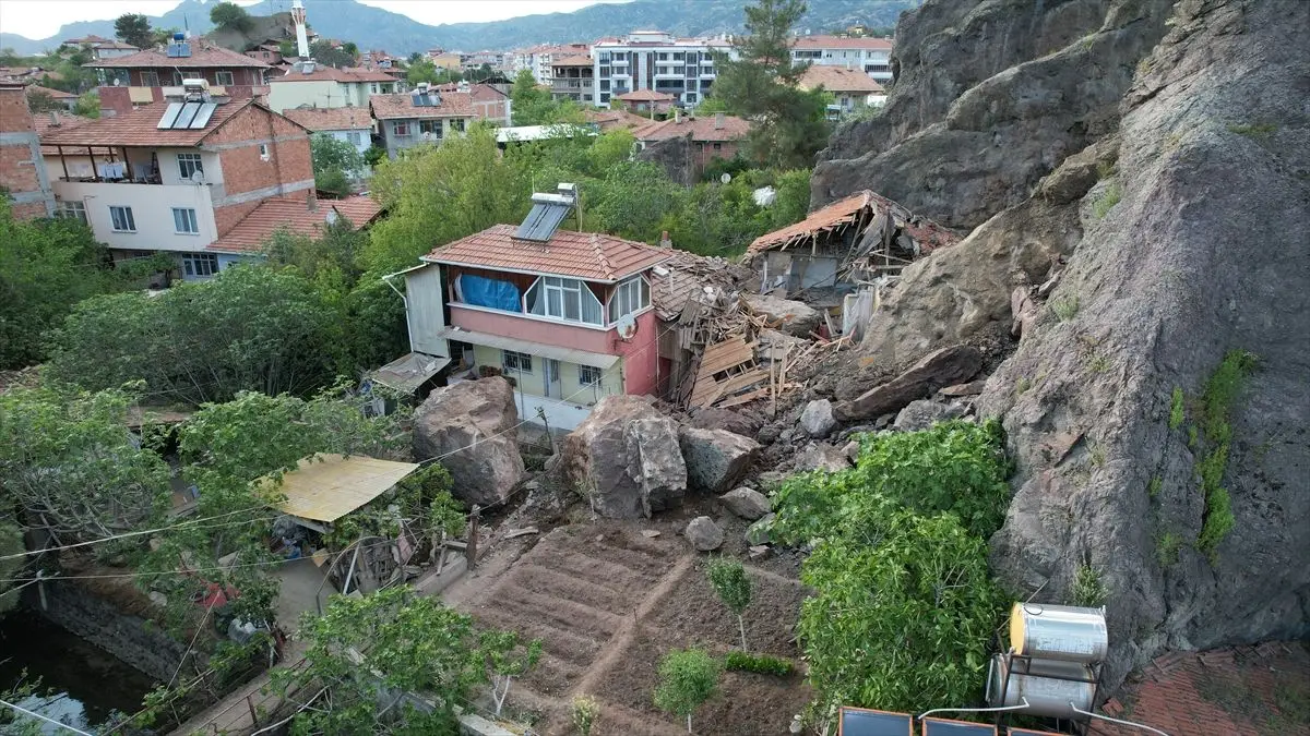 Çorum Osmancık’ta Kayalık Parçaları Evleri ve İşyerlerini Yıktı