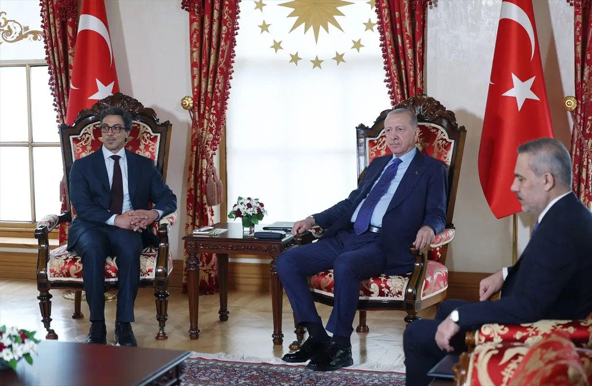 Erdoğan, BAE Devlet Başkan Yardımcısı Şeyh Mansur bin Zayid Al Nahyan'ı Dolmabahçe'de Karşıladı