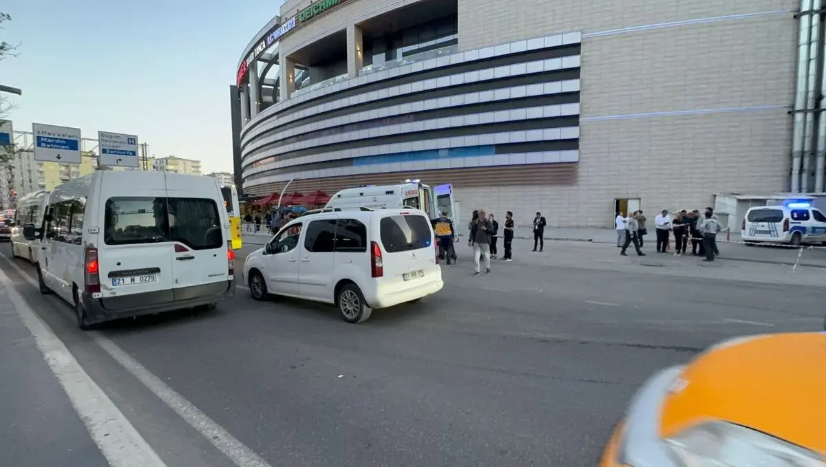 Diyarbakır’da İnşaat Halindeki Otelde Yangın: 5 Kişi Dumana Maruz Kaldı, 1 Yaralı
