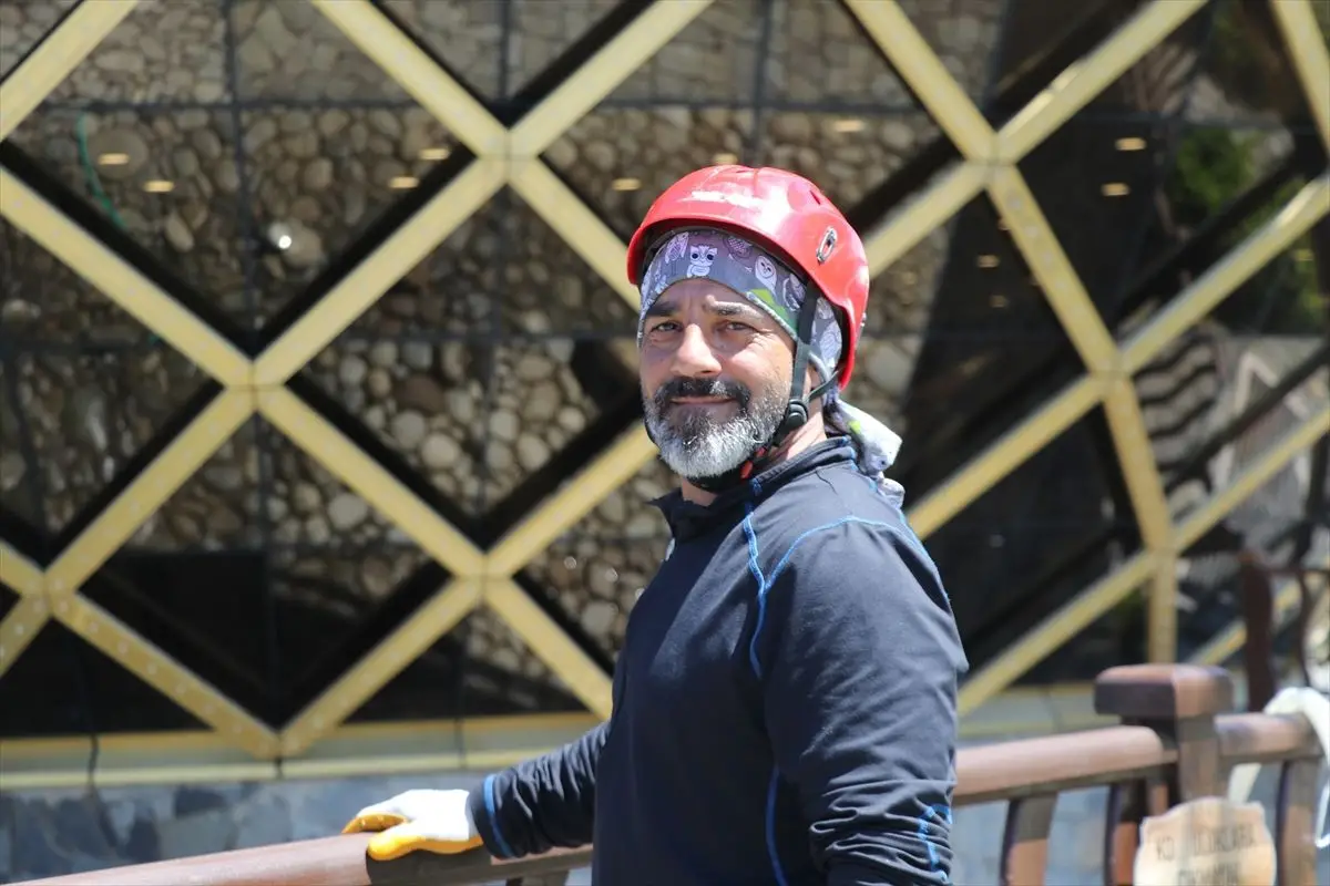 Rize'de 7 Katlı Dev Çay Bardağı Temizliği Başladı
