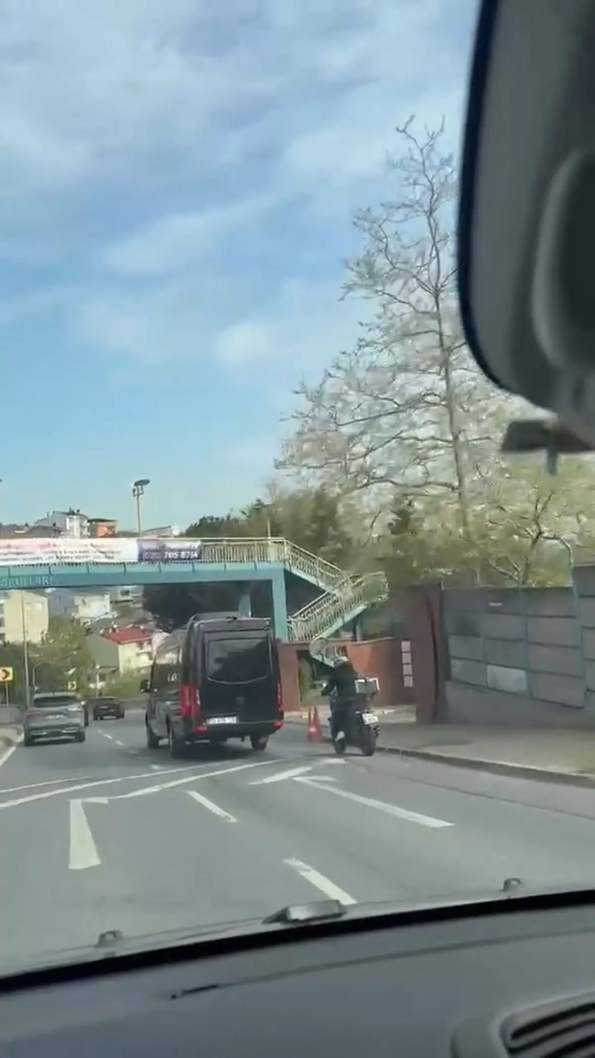Sarıyer'de Minibüs Çarpmasıyla Şok Kaza: Sürücü Kaçtı