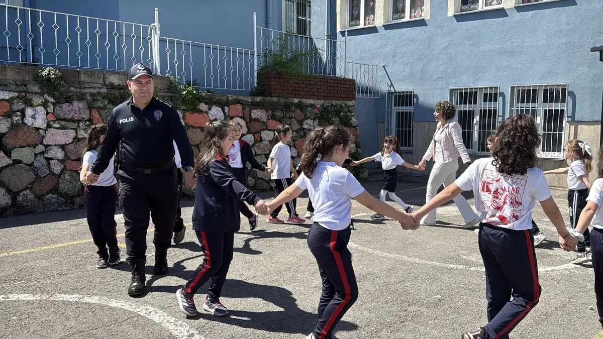 Zonguldak’ta Polis Memuru Emre Tozoğlu, Çocuklarla İp Atlama Şöleniyle Gönülleri Kazandı