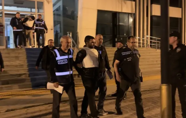 Polis ekipleri DNA örneklerini incelerken