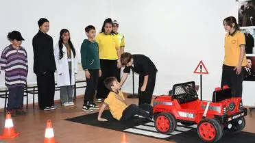 Trafik eğitimi sırasında öğrenciler