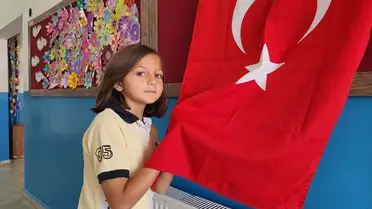 Amasya’da İlkokul Çocukları Türk Bayrağına Sevgi Dolu Anlar Sergiledi