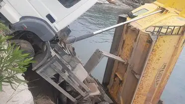 Denize düşen kamyonun görüntüsü