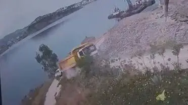 Bodrum’da Hafriyat Kamyonu Sahile Çıktı: Şoför ve Yolcu Yaralandı
