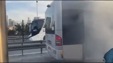 Kağıthane'de Metrobus Motor Yangını Kontrol Altına Alındı