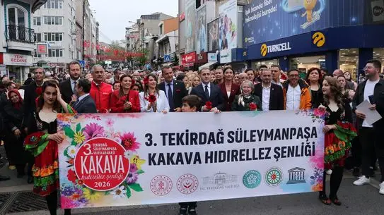 Şenlikteki renkli kostümler ve danslar