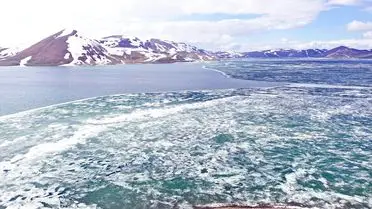 Balık Gölü'nde eriyen buz ve yansıyan ışıklar