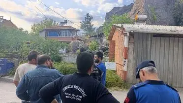 Kaya düşmesi sonucu zarar gören evlerin görüntüsü