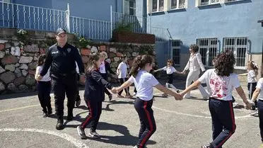 Zonguldak’ta Polis Memuru Emre Tozoğlu, Çocuklarla İp Atlama Şöleniyle Gönülleri Kazandı