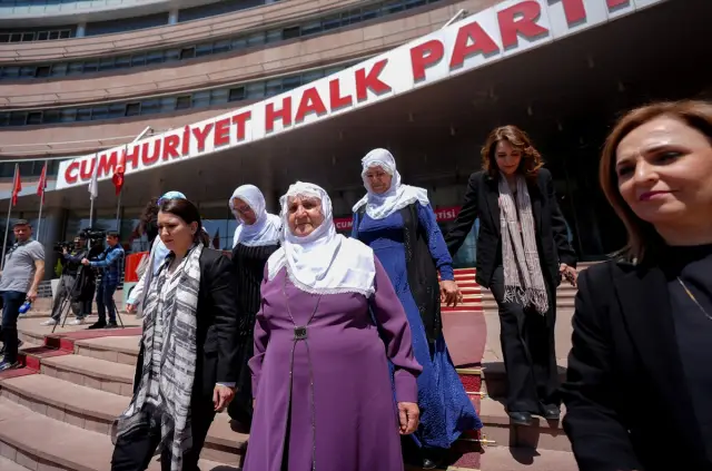 Barış Anneleri üyeleri parti binasında