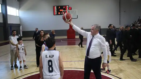 Arsin'de Gençlik ve Spor Bakanı Osman Aşkın Bak'ın Katılımıyla Yeni Spor Kompleksi Açıldı