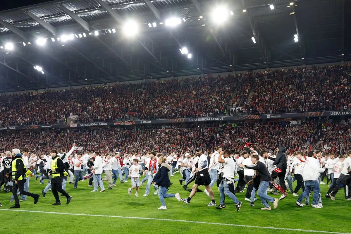Freiburg Taraftarları Sahada: Avrupa Ligi Finali Coşkusu