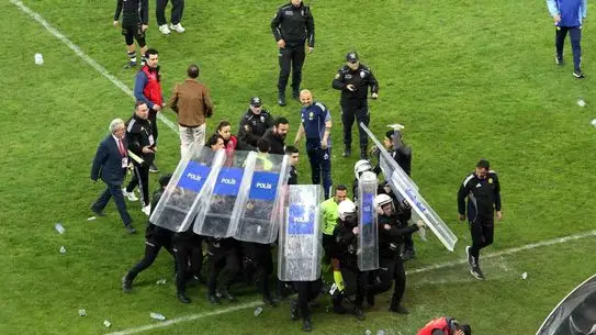 Eskişehirspor ve Ayvalıkgücü Belediyespor’un Play‑off Maçında Gergin Anlar ve İki Kırmızı Kart