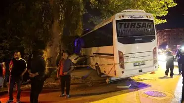 Hatay’da Alkollü Sürücünün Minibüsü Çarptı: 2 Yaralı