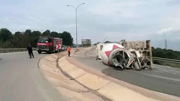 İnegöl'de Beton Mikseri Kontrolden Çıktı, Sürücü Hastaneye Kaldırıldı