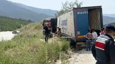 İzmir Tire’de Tır Devrildi, Sürücü Hayatıyla Yüzleşti