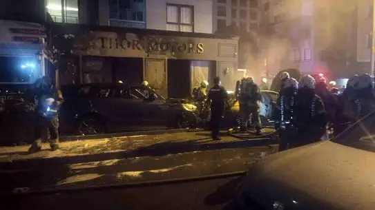Kadıköy'de Galeri Önünde Çıkan Otomobil Yangını İki Aracı ve Dükkanı Zarar Gördü