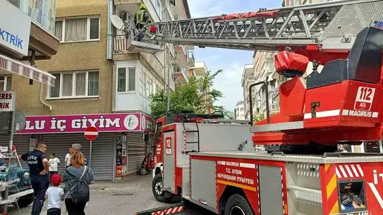 İtfaiye ekibi yangını söndürürken