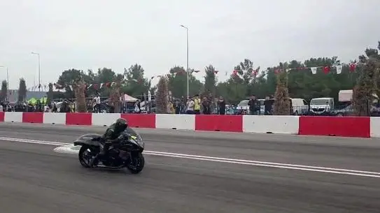 Kepez'de Motodrag Yarışı Sırasında Bariyer Çarpmasıyla Şok Kaza