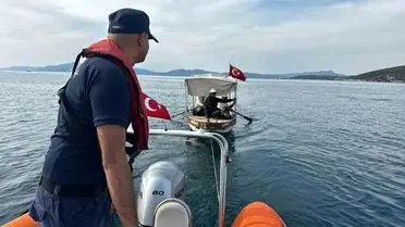 Kuşadası'nda Motor Arızalı Tekne Üç Kişiyi Sahil Güvenlik Kurtardı