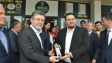 Tarım ve Orman Bakanı Yumaklı, Ayvalık Zeytin Fabrikasında Üretim Sürecini İnceledi
